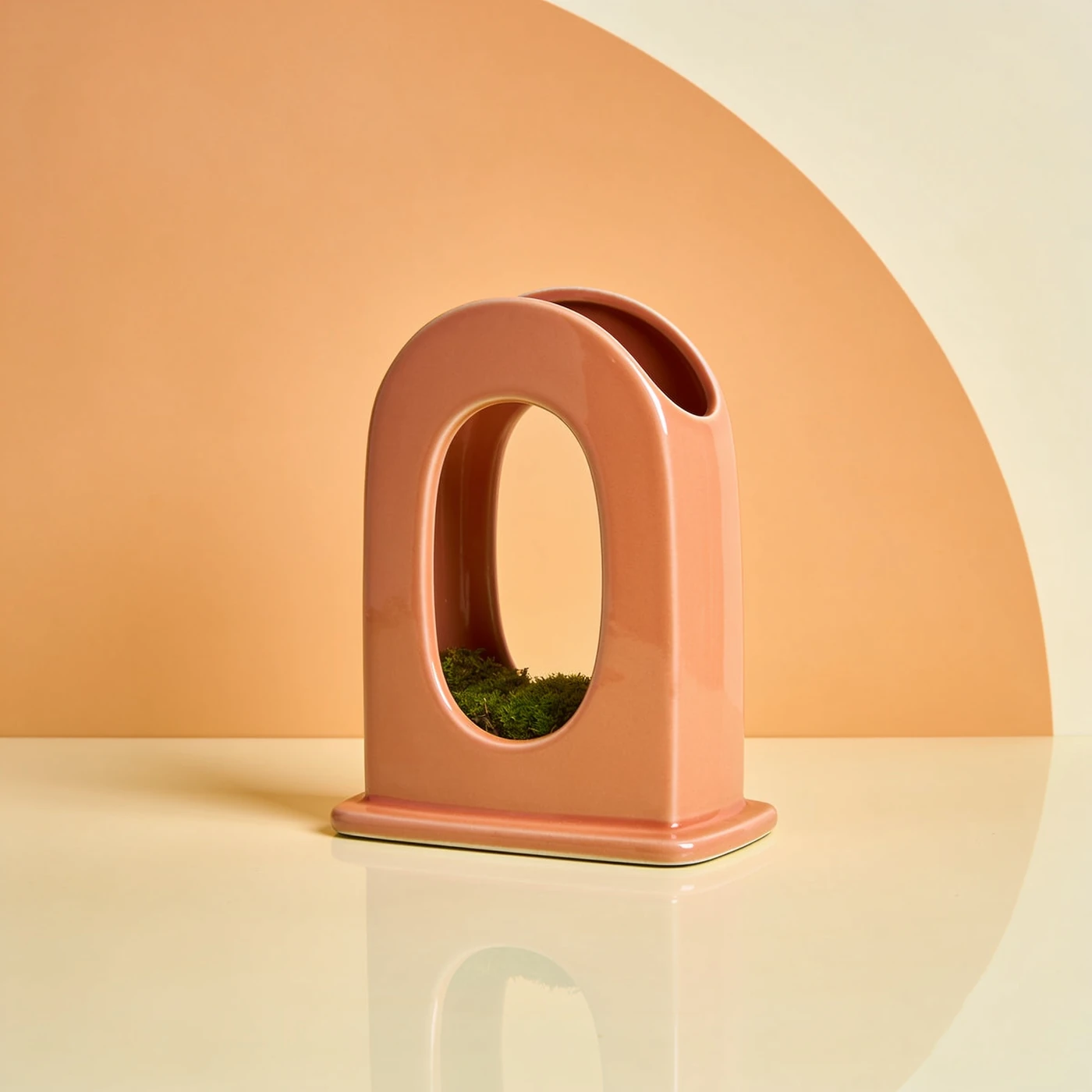 Bogen Vase — Vollständige Keramikvase mit asymmetrischem Bogenkörper, ovaler Öffnung und stabilem flachem Fuss.